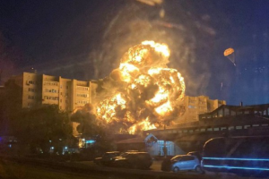В российском Ейске военный самолет врезался в многоэтажку: на месте адский пожар и взрывы