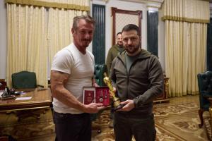 Шон Пенн привіз Зеленському свій "Оскар"