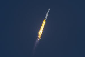 SpaceX запустила сверхтяжелую ракету Falcon Heavy с секретными спутниками США