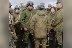 Российские "мобики" уже не стесняются поднимать руку на своих офицеров: видео