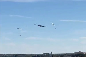 У США під час авіашоу зіткнулися літаки: відео