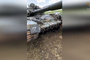 Оккупанты усилили броню своего танка украденными канализационными люками: не помогло