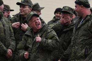 "Шастають по всьому селу, шукають горілку та самогон": Села окупованої Луганщини потерпають від незваних гостей