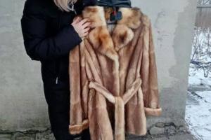 "Поношенная шуба вместо мужа": В сети показали, что дарят женам погибших в Украине россиян
