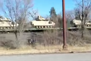Бронетехніка для України вже в дорозі: В Америці та в Латвії помічено потяги з технікою 