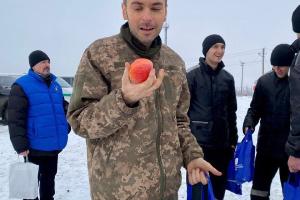"Вперше за рік свіжий фрукт. Навіть страшно": Звільнені з полону українські захисники розповіли, чим їх годували у російських в'язницях