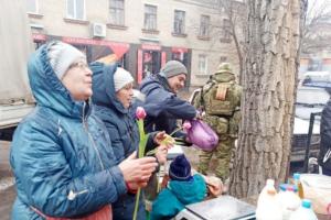 "Розвалили місто, а тепер квіти роздають": В окупованому Сєвєродонецьку озброєні окупанти вирішили привітати жінок з 8 Березня