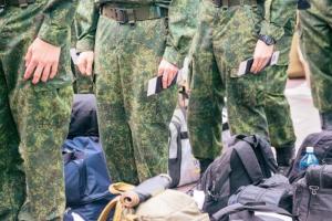 "Висадили з автобуса, назад не повернули": На окупованій Луганщині "вигрібають" всіх чоловіків, що залишилися