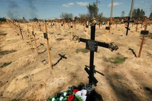  Сотні могил загиблих мешканців: В мережі показали тимчасові поховання в Рубіжному