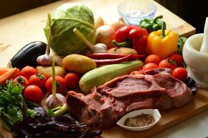 Картошка дороже в 4 раза, сало – вдвое: В Северодонецке продукты стоят как в Москве