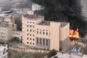 В Ростове пылает склад управления погранслужбы ФСБ - видео