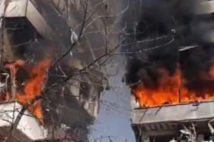 В Запорожье после прямого попадания ракеты горит жилой дом - видео
