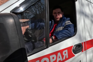 "Зарплата на 5000 меньше, машины ремонтируем сами": Водитель скорой из Донецка рассказал о жизни под Россией
