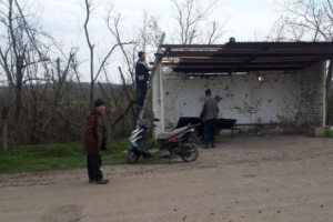 Других забот нет: "администрация" Лисичанска рапортует о ремонте автобусной остановки, которую залатали сами же жители
