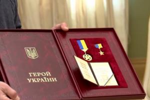 Президент Украины внес изменения в Устав звания Героя Украины: Что изменится