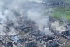 Бахмут з висоти пташиного польоту та на землі: У мережі з'явились нові кадри з міста