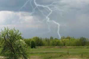 Завтра будет жарко, но с грозовыми дождями: в каких регионах ожидать осадков