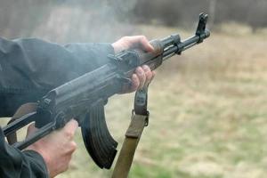 Окупанти на Херсонщині погрожують зброєю людям під час псевдоголосування