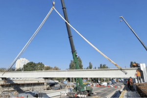 Надзвичайна ситуація в Києві: під час ремонтних робіт впав Дегтярівський міст - фото