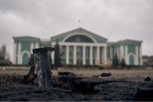 Боеприпасы посреди дороги: в сети обнародовали новые фото из Северодонецка