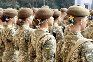 Выезд из Украины станет ограниченным для военнообязанных женщин: детали