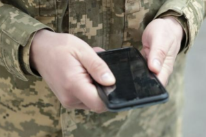 "Профілактика екстремізму" на Херсонщині: для чого окупанти перевіряють телефони студентів