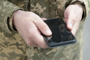 Окупанти почали перевіряти телефони в дітей та викладачів з Алчевська - ЛОВА