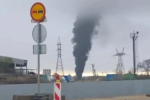 В Феодосии поднялся черный дым - видео