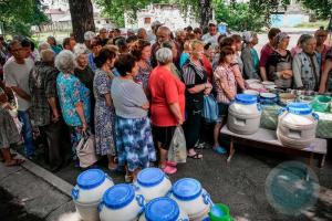 Пока оккупационные власти отчитываются, люди в Северскодонецке стоят в очереди за горячим обедом