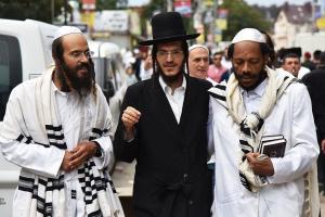 Єврейський Новий рік в Умані: хасиди святкують під наглядом ізраїльських поліцейських - відео