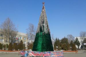 В Луганске началась установка новогодней елки: мнения жителей