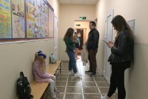 Нехватка специалистов и идущие раньше врачи: почему медицинская помощь в Старобельске становится недоступной