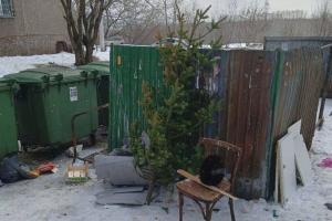 Луганск утопает в мусоре и канализационных авариях, но праздничные приготовления в самом разгаре