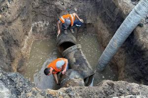 Прорив магістралі в Луганську: масштабна аварія залишила тисячі без води — відео