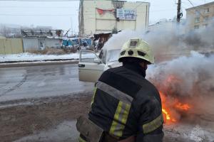 Пожежа в Лисичанську: авто горить, а причини залишаються загадкою