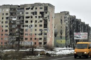 Сформулюй цікаві інтригуючи назви без двокрапок: "Сміття горить у баках, а аварії блокують дороги: що відбувається у Сіверськодонецьку"