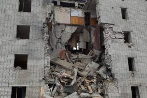 Росіяни скинули авіабомбу на багатоповерхівку в Сумській області: є постраждалі