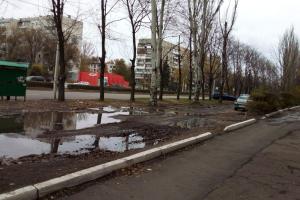 Луганськ у пастці нечистот: центральні вулиці перетворилися на каналізаційні ріки
