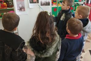 В тимчасово окупованому Рубіжному дитячі садочки стають інструментами нав’язування ідеології. Замість того, щоб читати дітям казки, навчати їх базовим навичкам чи розвивати креативне мислення, вихователі змушують дошкільнят вивчати біографії радянських та