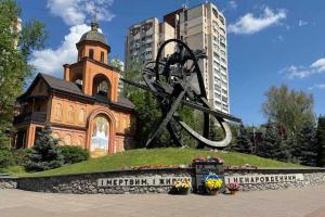 У день вшанування подвигу ліквідаторів Чорнобильської катастрофи Луганська обласна військова адміністрація нагадала про неоціненний внесок тих, хто у 1986 році не лише зупинив техногенну катастрофу, а й врятував мільйони життів майбутніх поколінь. Їх мужн