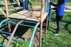 Окупанти показово "благоустроюють" Лисичанськ: фарбують майданчик, проводять "Чисту Республіку". Місцеві кажуть – це імітація на камеру.