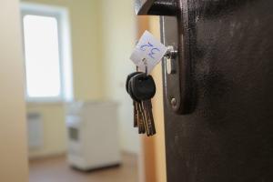 На Луганщині окупаційна влада забезпечує сиріт житлом з "бесхозного фонду" – квартирами українців, які виїхали через війну. Цинічна "благодійність".