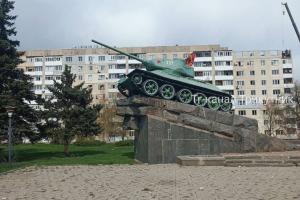 У мережі з’явилися нові фото з окупованого Лисичанська, які чітко демонструють реалії так званого "відновлення" міста під контролем російських окупантів. Насправді — це лише зовнішня оболонка пропаганди на фоні тотального руйнування.