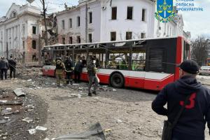 На вулицях лежать люди, горять авто: моторошне відео після ракетного удару РФ по Сумах у Вербну неділю
