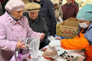 У Сіверськодонецьку черги за їжею: поки окупанти говорять про “відновлення”, люди виживають завдяки волонтерам