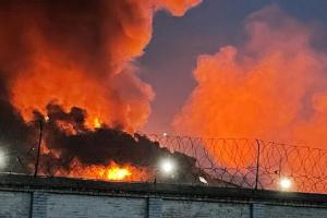 Масштабна пожежа на суднобудівному заводі в Росії: є постраждалі