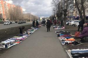 В окупованому Луганську "влада" штрафує продавців на стихійних ринках. Облави, вилучення товару. Для багатьох це єдиний спосіб вижити.