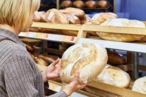 Експерт Олег Пендзин прогнозує незначне подорожчання хліба масових сортів (до 1.8% на місяць) в Україні. Суттєвих стрибків цін не очікується. Компенсація за рахунок преміальної випічки.