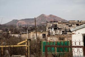 Окупована Кремінна на Луганщині залишається однією з найнапруженіших точок на сході України, де війна відчувається буквально в кожному дворі. Попри відносну "тишу" на вулицях, мешканці у чатах повідомляють: обстановка — тривожна, небо — гуде від дронів, а