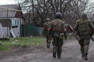 Спортивний майданчик палає, небо гуде: мешканці Кремінної розповідають, як живе місто під дронами та вибухами